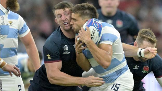 England's Tom Curry clashes heads with Argentina full-back Juan Cruz Mallia in an attempted tackle during the teams' Rugby World Cup pool-stage game