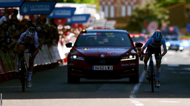 Annemiek van Vleuten finishes second behind Gaia Realini on stage six of La Vuelta Femenina