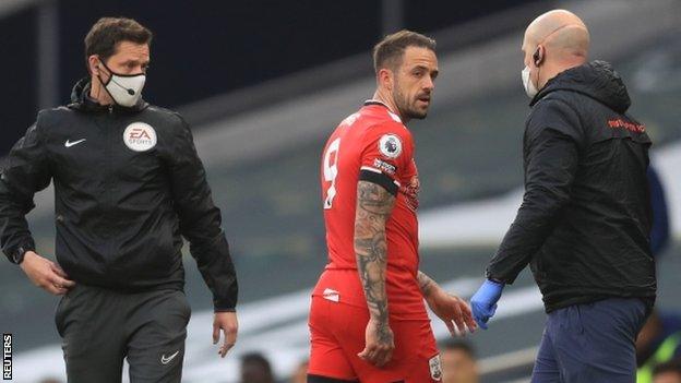 Danny Ings leaving the field during Southampton's game at Tottenham
