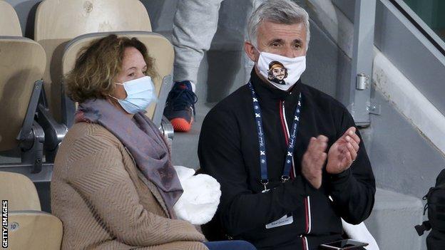 Les parents de Tsitsipas, Julia et Apostolos, regardent l'Open de France retardé l'année dernière