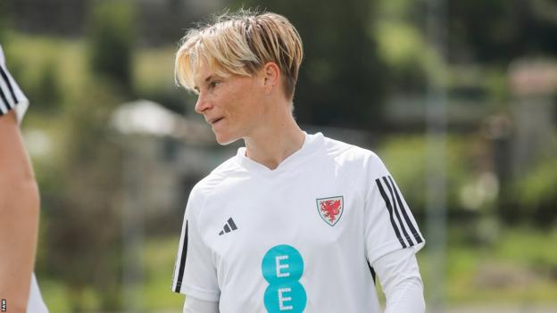 Jess Fishlock entrenando con Gales en abril