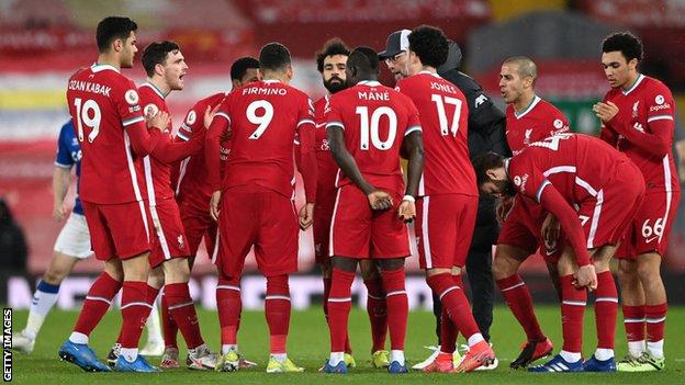 Jurgen Klopp speaks to his Liverpool players