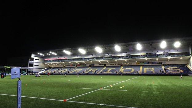 Les Worcester Warriors jouent sur une surface de jeu artificielle à Sixways