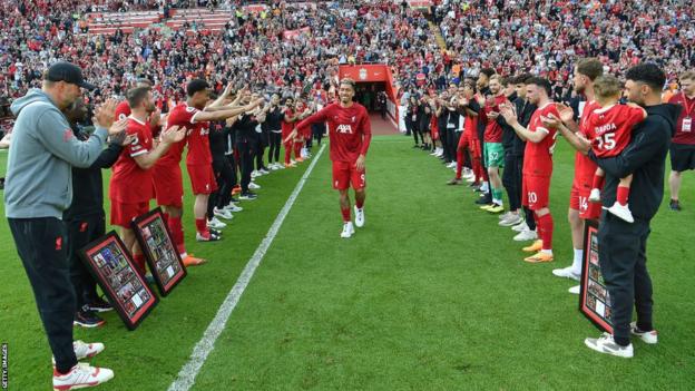 Roberto Firmino walks through a guard of honour from his Liverpool team-mates