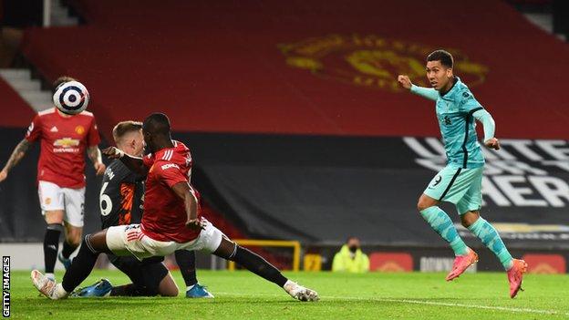 Roberto Firmino scores for Liverpool at Manchester United