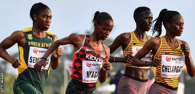 Caster Semenya (extrême gauche) en action lors de la finale du 5000 m aux Championnats d'Afrique d'athlétisme