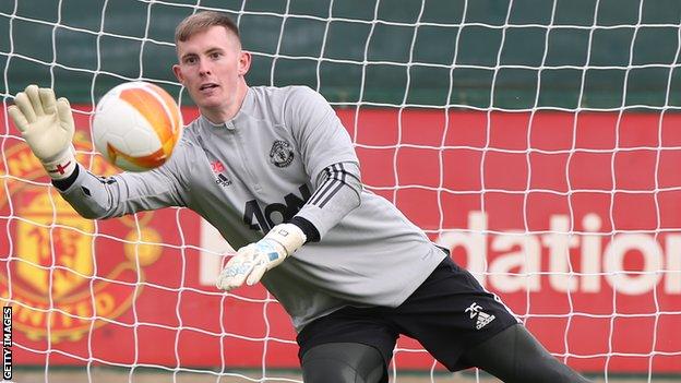 El portero del Manchester United Dean Henderson en formación