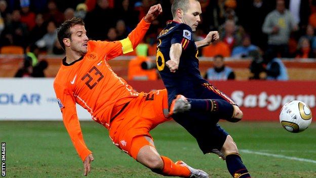 Rafael Van der Vaart is football's most brutal pundit - slamming