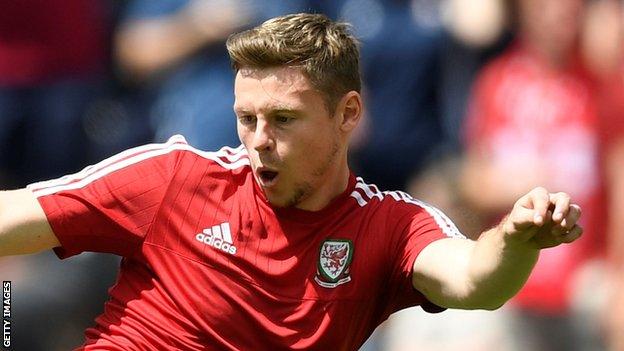 Simon Church: Wales striker turns down Hibernian offer - BBC Sport