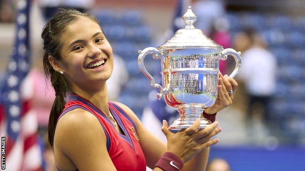 Emma Raducanu lifts the US Open trophy after her win in the 2021 final