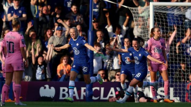 Chelsea observe  aft  scoring a goal