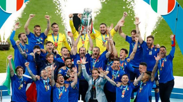 Italy celebrate winning the European Championships at Wembley in 2021
