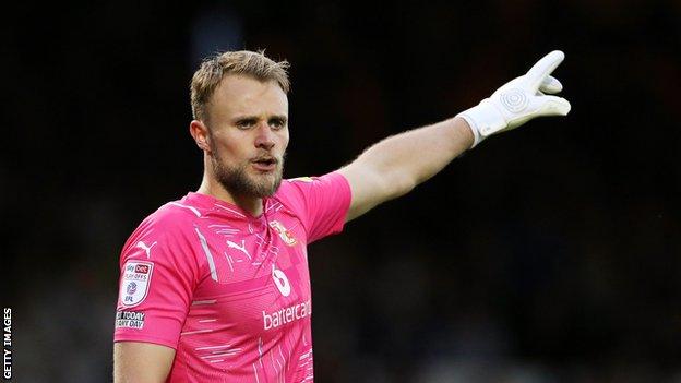 Sutton United: Goalkeeper Lewis Ward joins from Swindon Town - BBC Sport