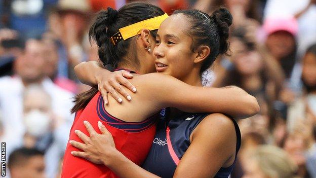 Leylah Fernandez hugs Emma Raducanu