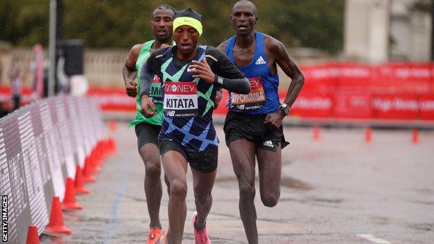 Shura Kitata runs ahead of Vincent Kipchumba and Sisay Lemma