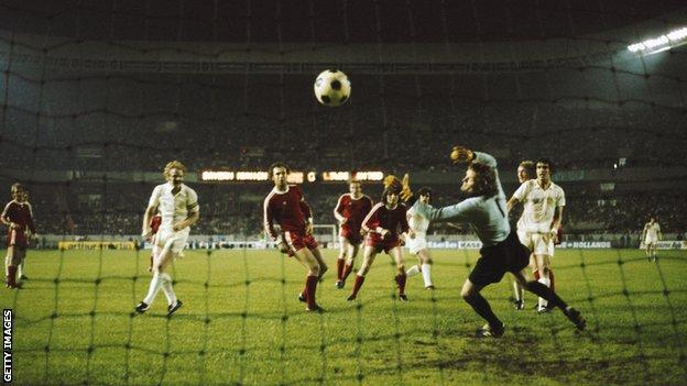 Peter Lorimer's goal is disallowed against Bayern Munich