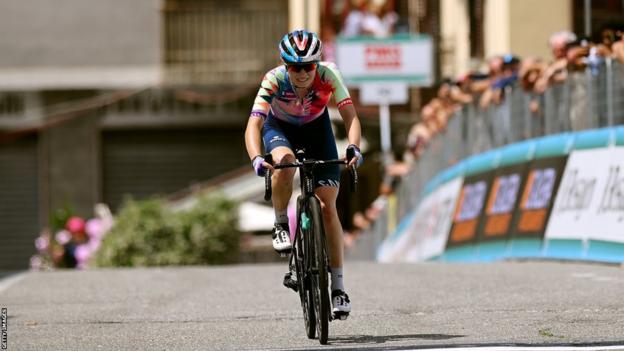 Antonia Niedermaier in action in the Giro d'Italia Donne