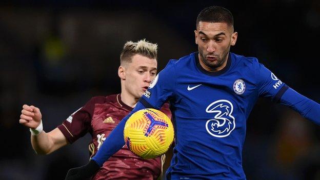 Chelsea'den Hakim Ziyech, Leeds United'dan Ezgjan Alioski'yi durdurdu
