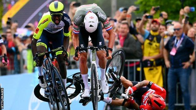 Van der Poel holds off Girmay to win the opening stage