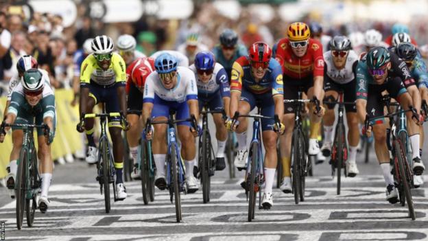 Jordi Meeus, 2023 Tour de France'ın 21. etabında Jasper Philipsen'i fotoğraf finişinde yendi