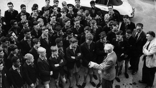 Ball boys arriving astatine  Wimbledon successful  1960