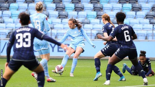 Caroline Weir del Manchester City anota contra Aston Villa