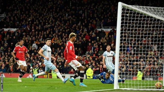 Marcus Rashford scores against West Ham in injury time