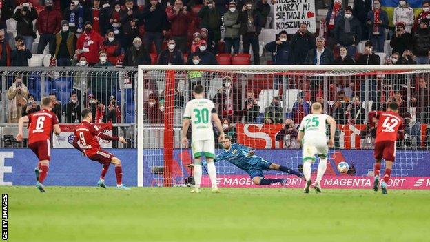 Robert Lewandowski scoring his penalty against Union Berlin