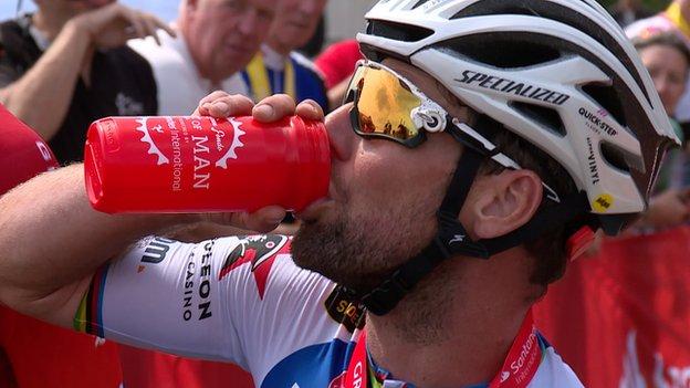 Mark Cavendish drinking from a water bottle