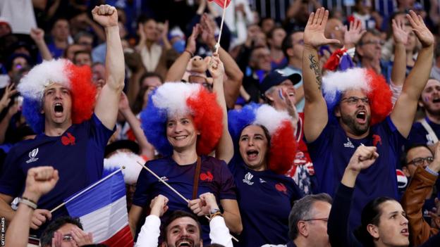 I tifosi della Francia festeggiano la vittoria della loro squadra contro l'Italia