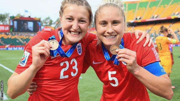 Elena de White y Steph Houghton