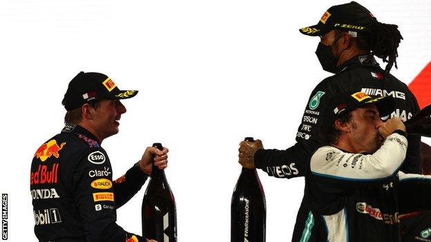 Max Verstappen et Lewis Hamilton sur le podium au Qatar