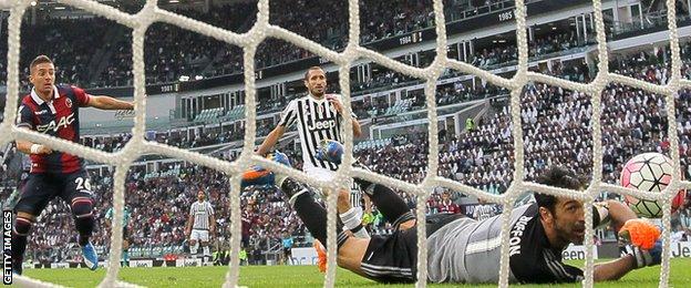 Anthony Mounier scores for Bologna