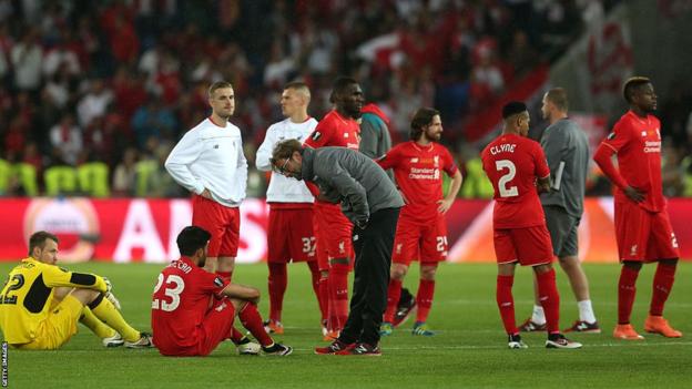 Liverpool players and boss Jurgen Klopp react after their loss to Sevilla in the 2016 Europa League final