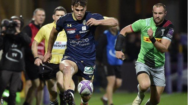 Damian Penaud runs in Clermont's second try against Harlequins