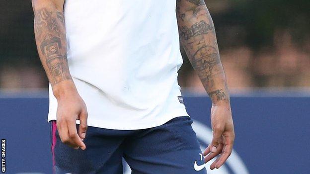 Le tatouage de Raheem Sterling sur son avant-bras gauche le montre enfant, regardant Wembley