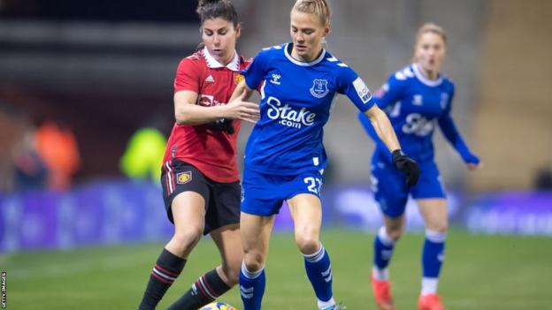 Leonie Maier jugando para el Everton contra el Manchester United