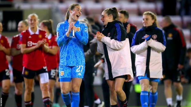 Los jugadores de Man Utd aplauden a sus fanáticos después de su victoria