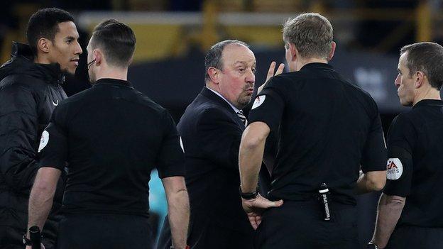 Newcastle manager Rafael Benitez (centre)