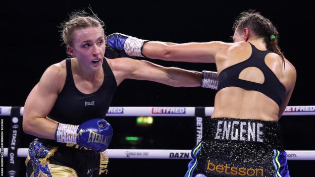 Rhiannon Dixon throwd a punch at Katharina Thanderz