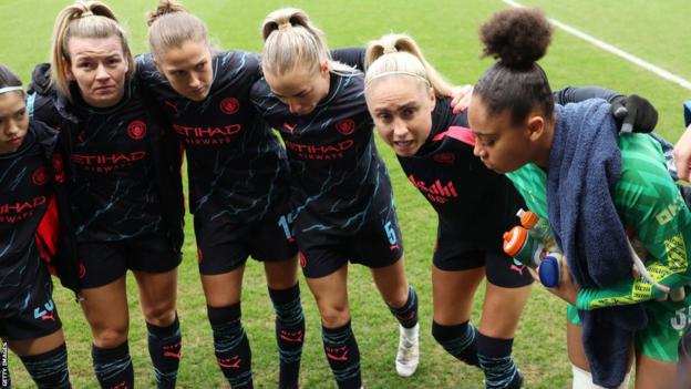 Steph Houghton gives a team talk before City's FA Cup quarter-final