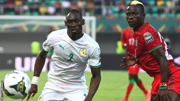 Senegal's defender Saliou Ciss (left) vies with Malawi forward Khuda Muyaba