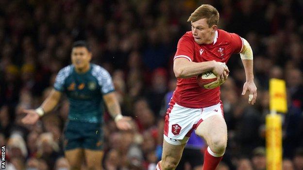 Nick Tompkins scores an interception try for Wales