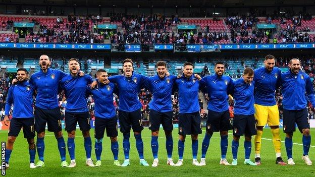 Los jugadores italianos cantan su himno nacional