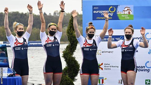 Hannah Scott (seconda da sinistra), Lucy Clover e le sorelle Mathilda e Charlotte Hodgkins-Byrne festeggiano dopo aver vinto una medaglia d'argento ai Campionati Europei