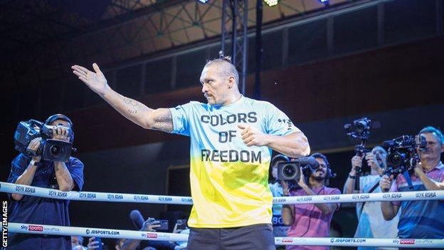 Oleksandr Usyk in a 'color of freedom' tshirt at the open workout