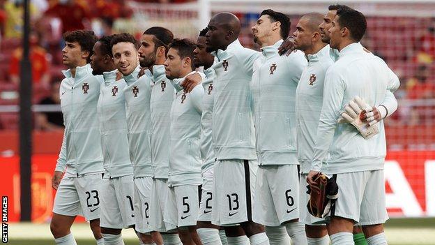 Les joueurs portugais chantent l'hymne national