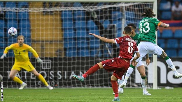 Eduard Spertsyan, da Armênia, marca gol contra a República da Irlanda