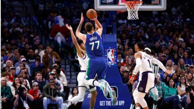 NBA: Luka Doncic เป็นแรงบันดาลใจให้ Dallas Mavericks เอาชนะ Los Angeles Lakers ในวันคริสต์มาส