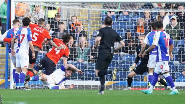 Tom Lockyer scores for Luton